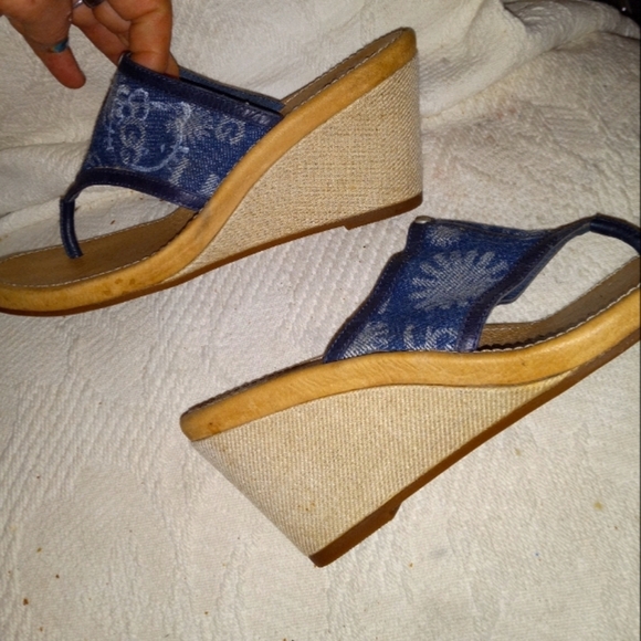 UGG sandals size 7 - Picture 2 of 4